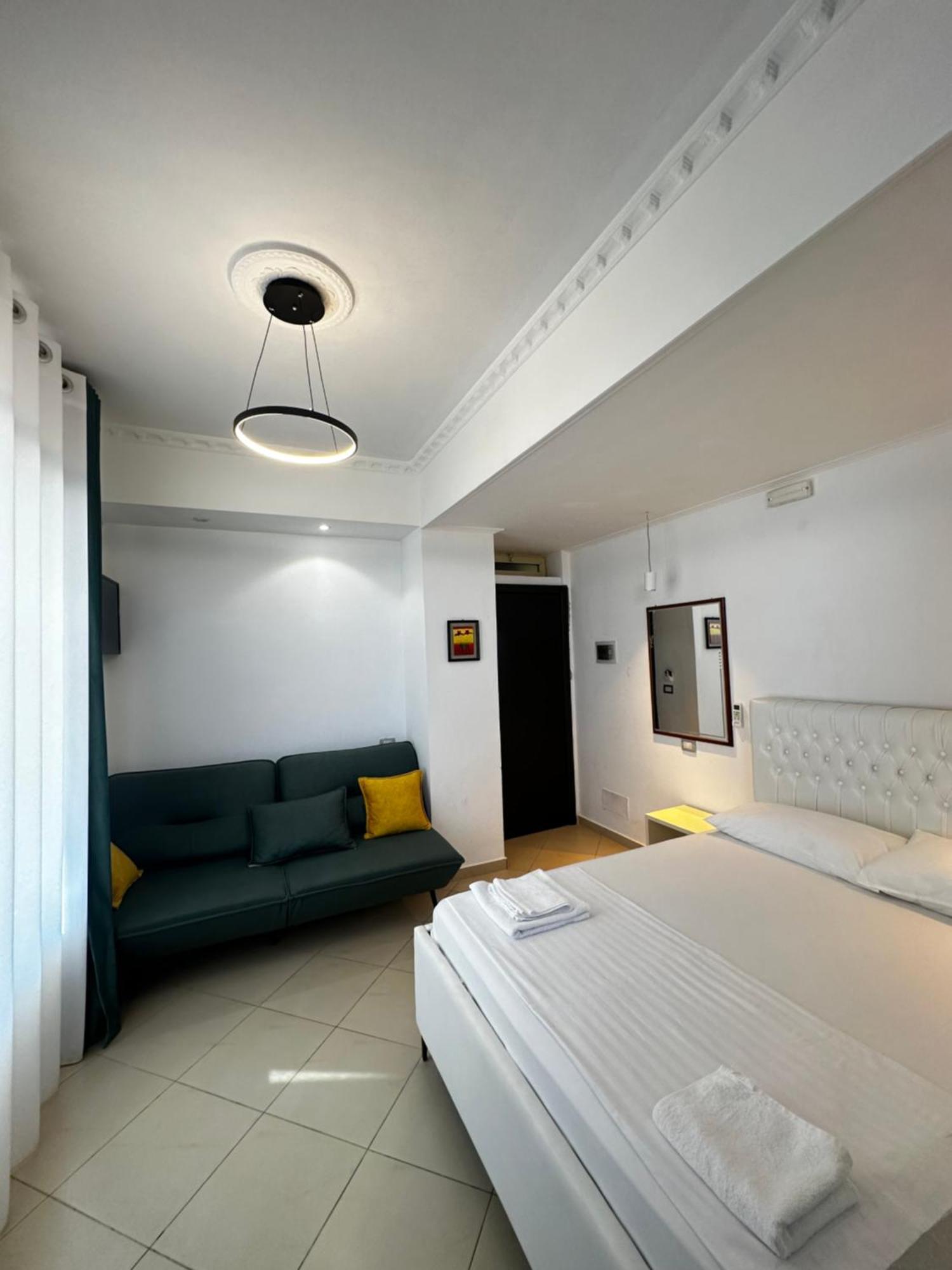 Hotel Kristal Borsh Exteriér fotografie