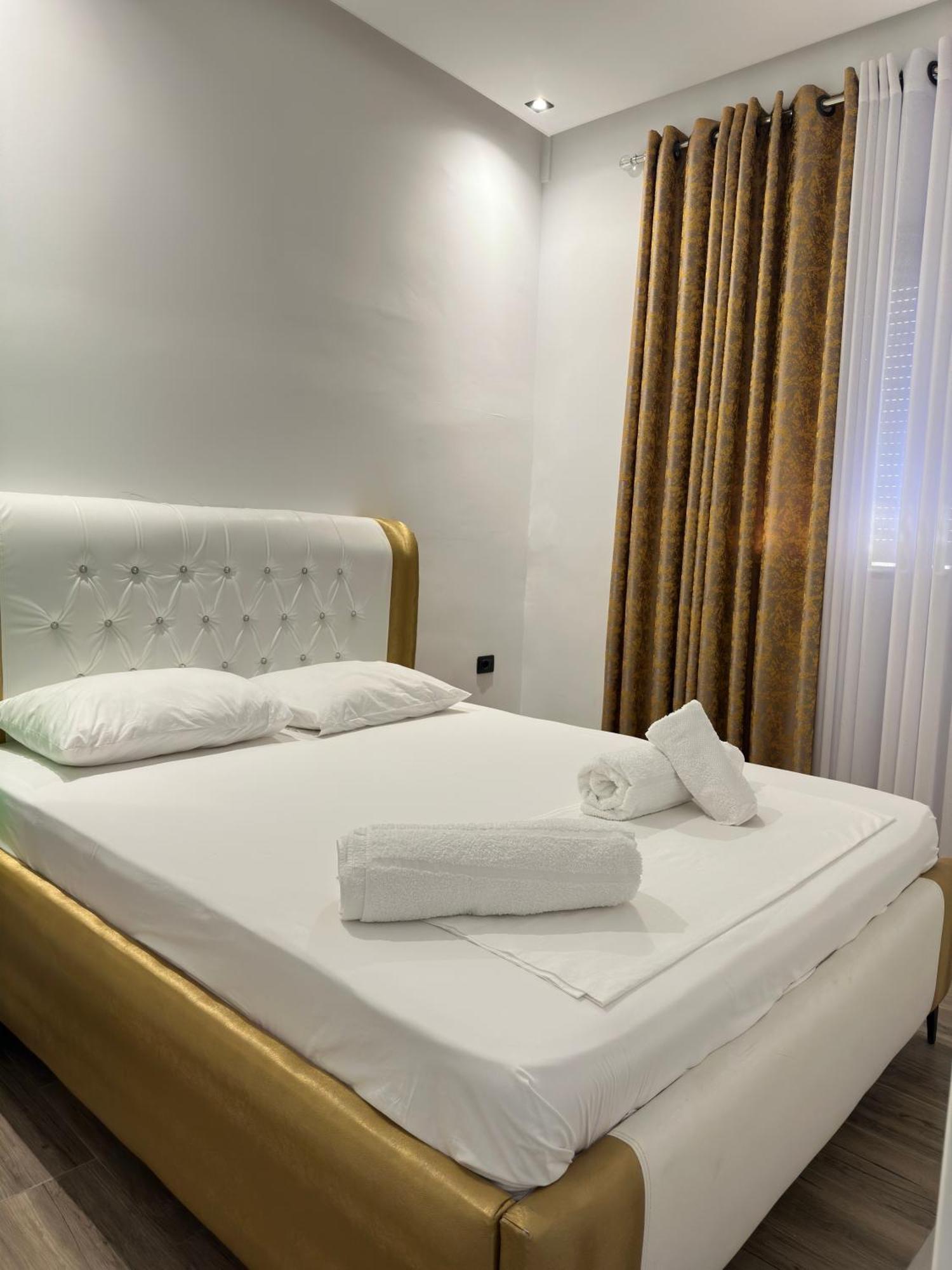 Hotel Kristal Borsh Exteriér fotografie