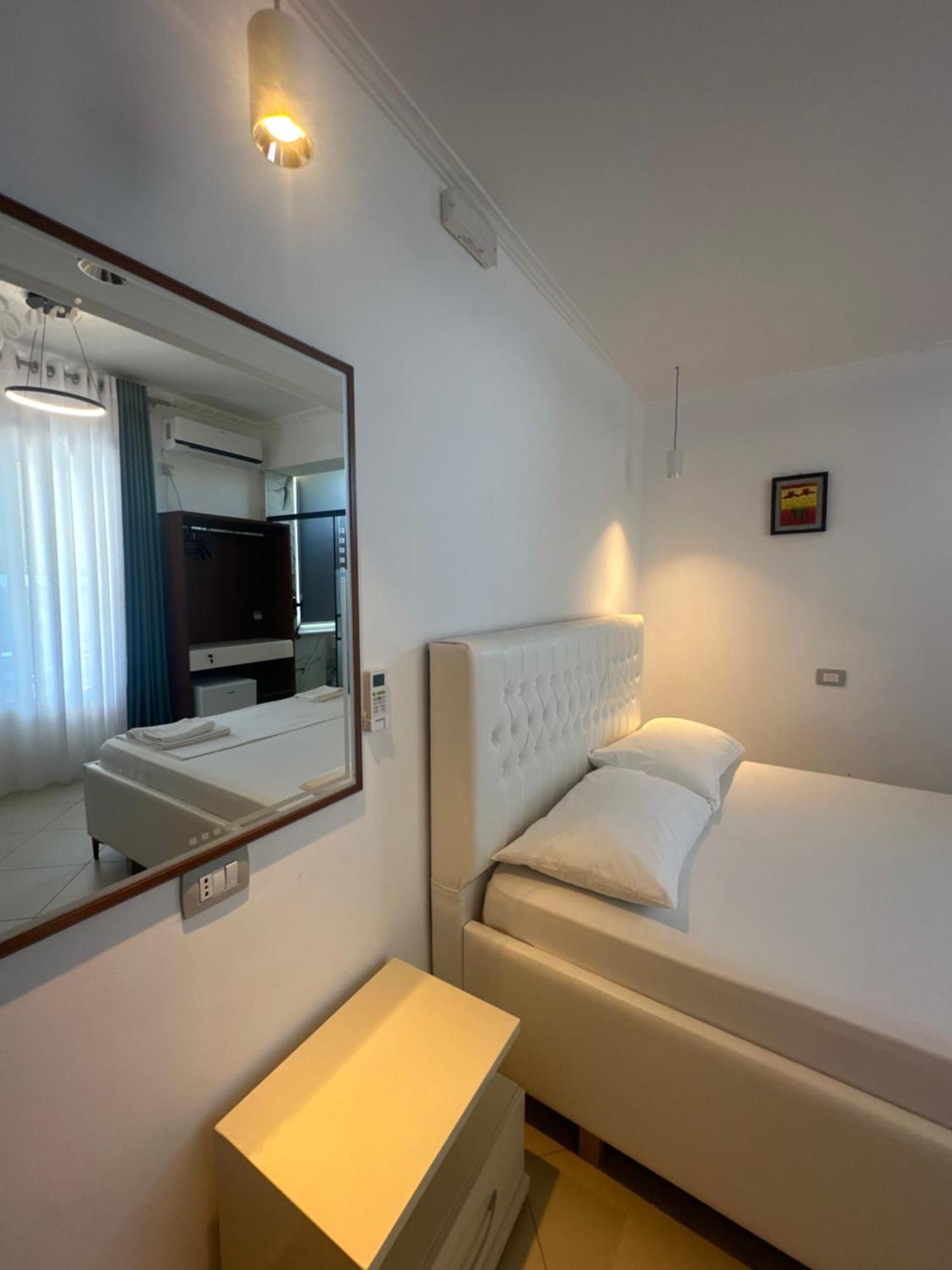 Hotel Kristal Borsh Exteriér fotografie