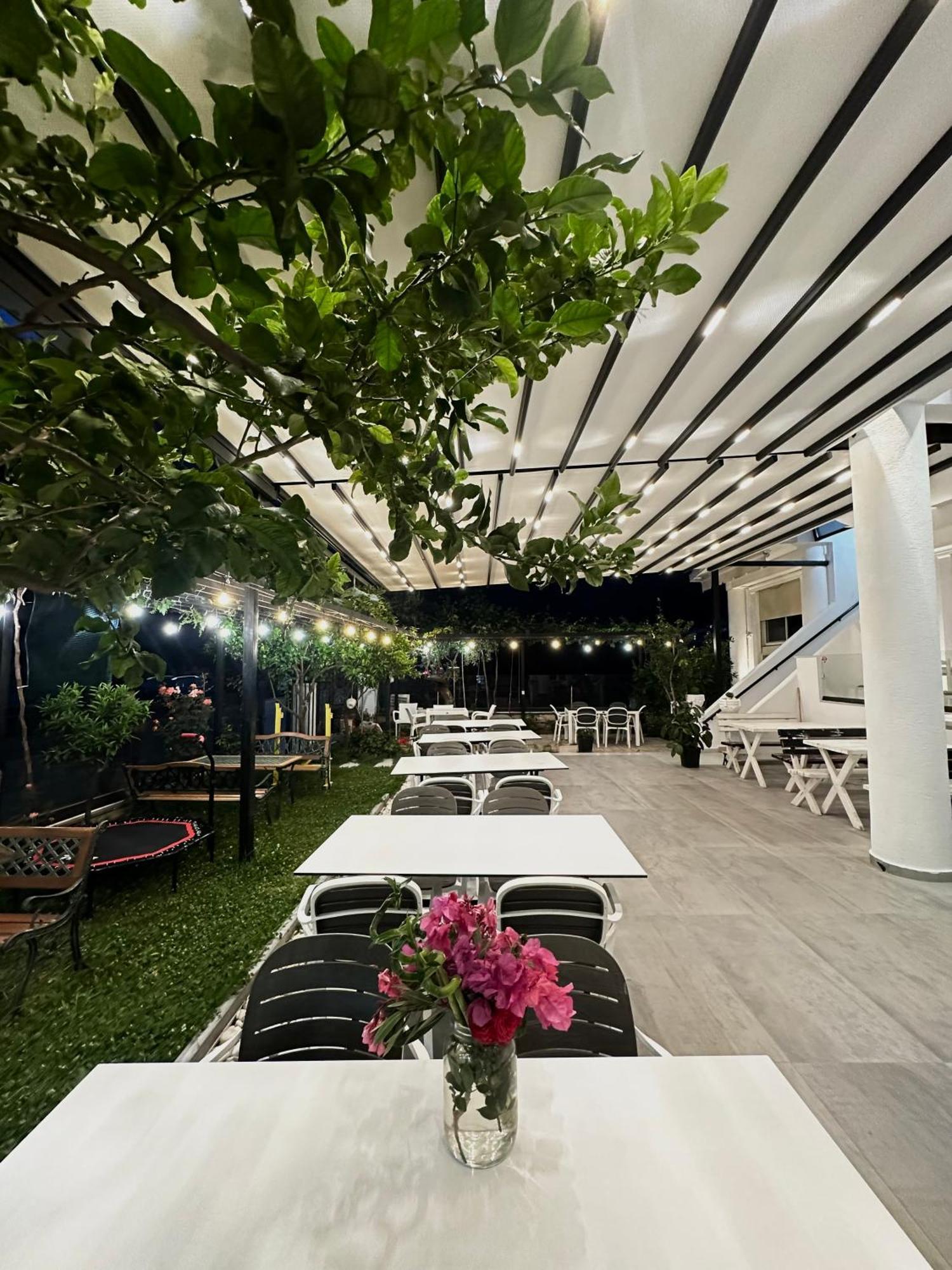 Hotel Kristal Borsh Exteriér fotografie